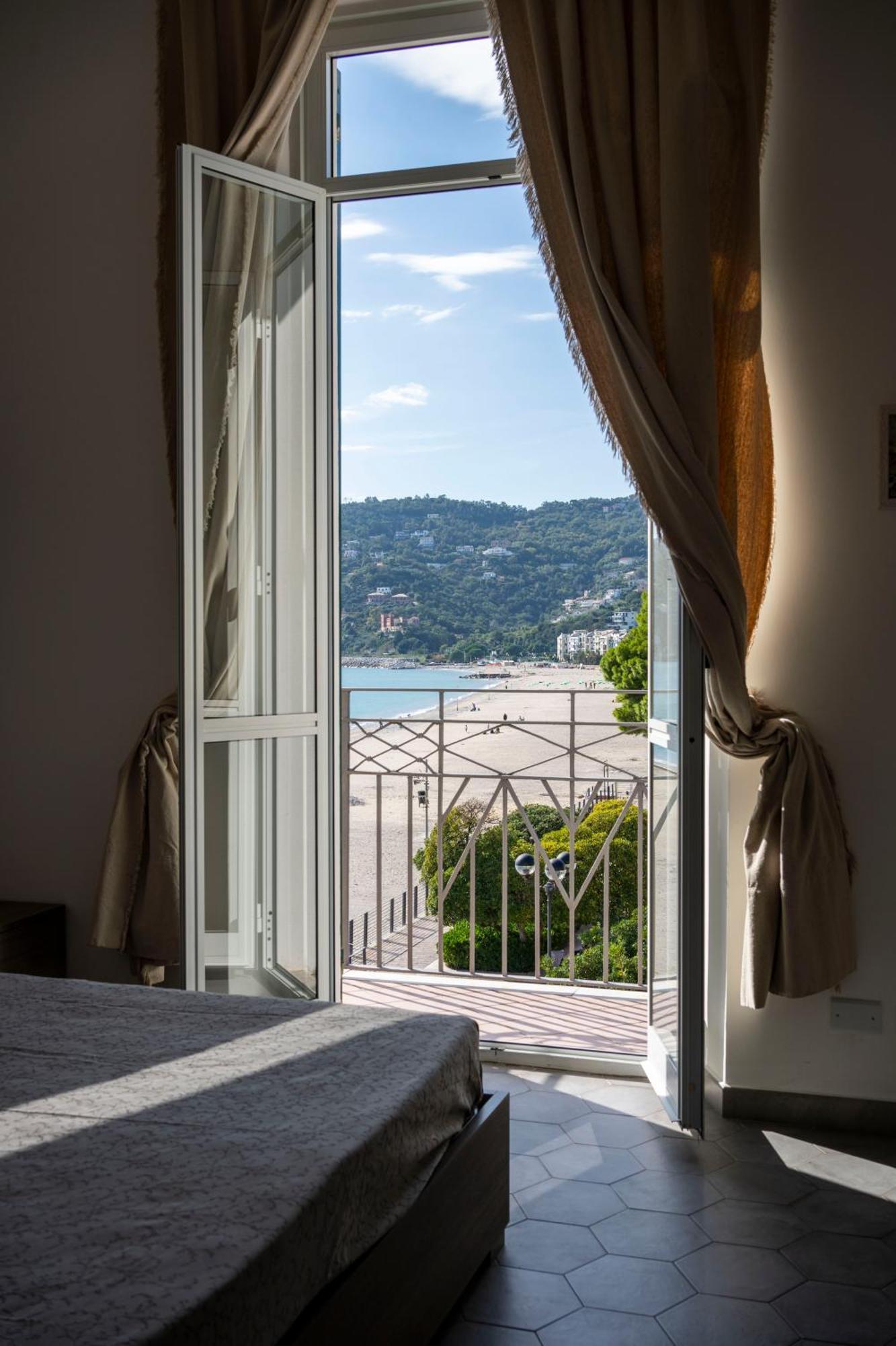 Hotel Miramare Споторно Екстер'єр фото