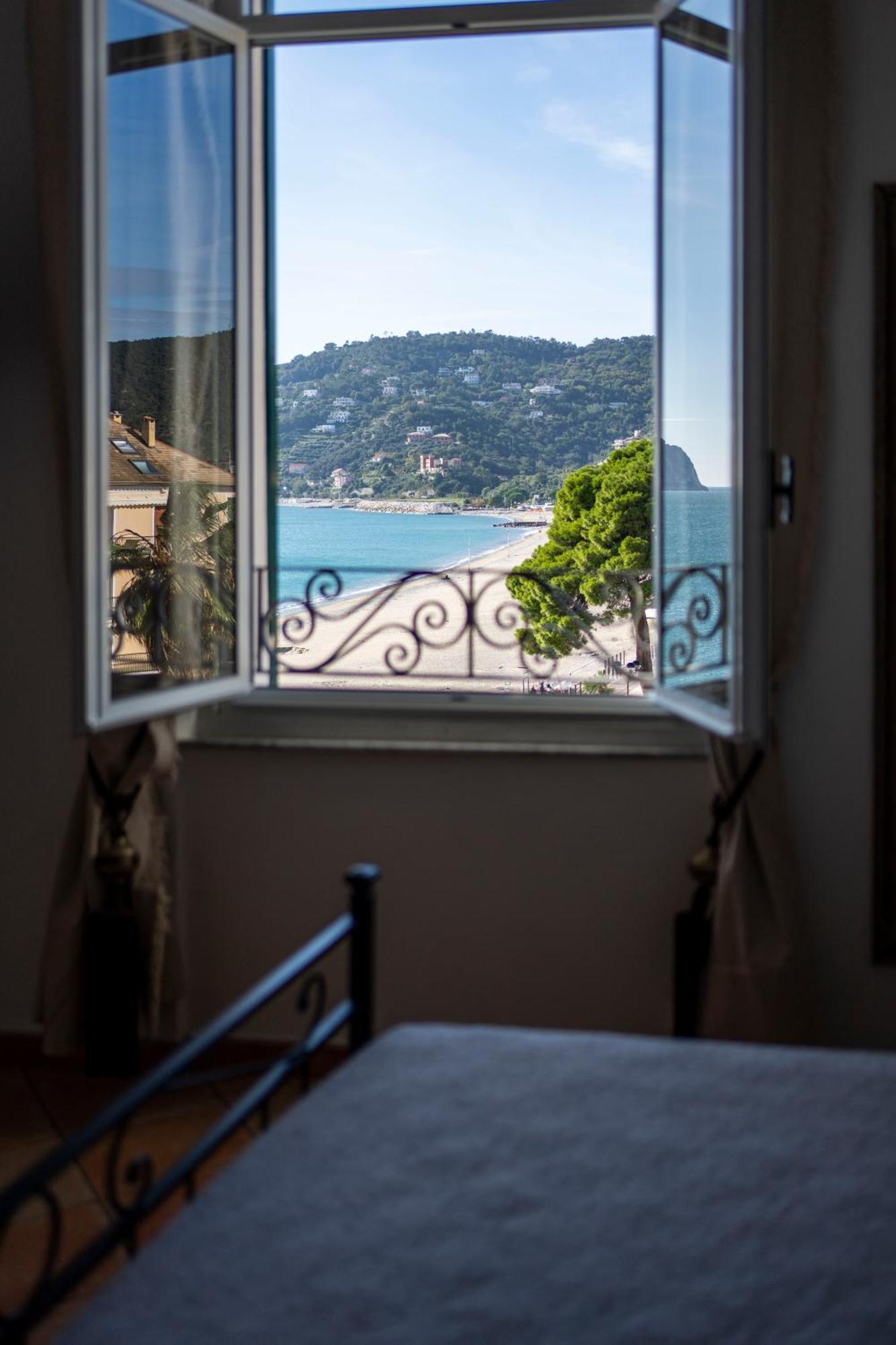 Hotel Miramare Споторно Екстер'єр фото